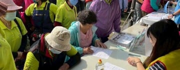 守護長者記憶從社區開始 ! 玉里醫院前進農民節推動「失智檢測」送小禮物